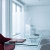 Colț de consultanță într-un showroom de aparatură estetică, cu aparat de epilare definitivă în fundal