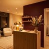 Recepția unui salon de înfrumusețare modern, cu vedere spre cabina de tratament cu aparatură profesională