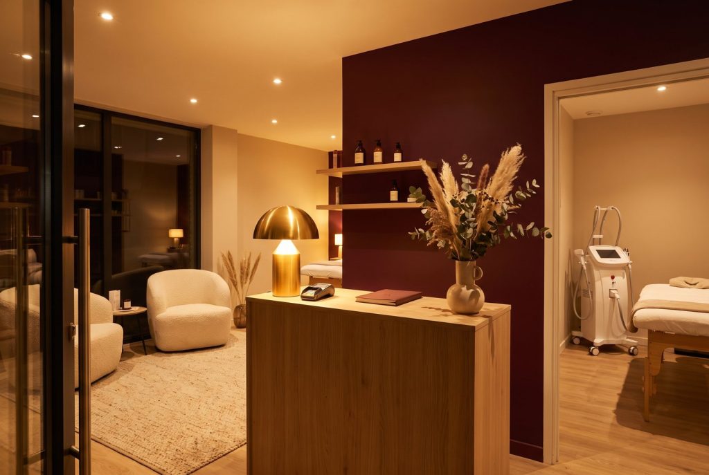 Recepția unui salon de înfrumusețare modern, cu vedere spre cabina de tratament cu aparatură profesională