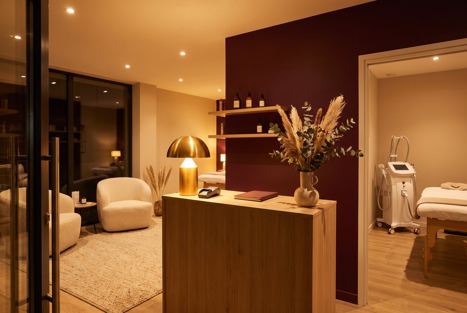 Recepția unui salon de înfrumusețare modern, cu vedere spre cabina de tratament cu aparatură profesională