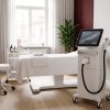 Cabină de tratament dintr-o clinică de estetică, cu aparat profesional de epilare definitivă cu laser diodă