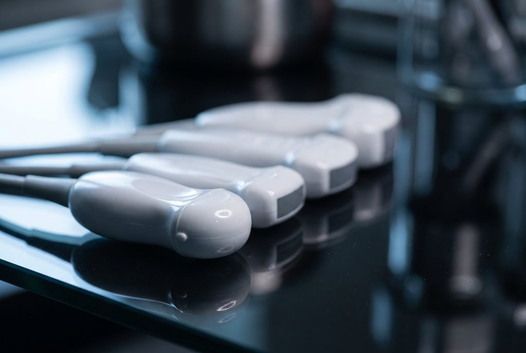 Patru cartușe HIFU de dimensiuni diferite, aliniate pe o suprafață oglindă