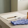 Formular de consimțământ, stilou, cartuș steril de ace și mănuși pe un birou de cabinet